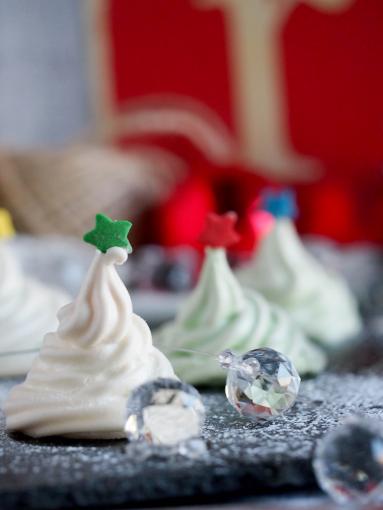 Zdjęcie - Świąteczne choinki bezowe / Christmas tree meringues - Przepisy kulinarne ze zdjęciami
