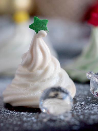 Zdjęcie - Świąteczne choinki bezowe / Christmas tree meringues - Przepisy kulinarne ze zdjęciami