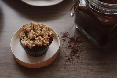 Zdjęcie - na deszcz, na beznadzieję i zły humor: muffinki czekoladowe z kremem kawowym - Przepisy kulinarne ze zdjęciami