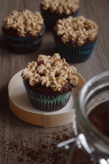 Zdjęcie - na deszcz, na beznadzieję i zły humor: muffinki czekoladowe z kremem kawowym - Przepisy kulinarne ze zdjęciami
