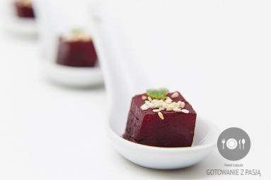 Zdjęcie - Karmelizowane pieczone buraczki w posypce z sezamu i mięty - Przepisy kulinarne ze zdjęciami