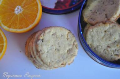 Zdjęcie - Kruche ciasteczka z kardamonem, pomarańczą i orzechami - Przepisy kulinarne ze zdjęciami