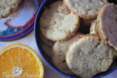 Zdjęcie - Kruche ciasteczka z kardamonem, pomarańczą i orzechami - Przepisy kulinarne ze zdjęciami