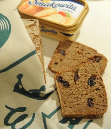 Zdjęcie - Chleb razowy z wędzoną śliwką - Przepisy kulinarne ze zdjęciami