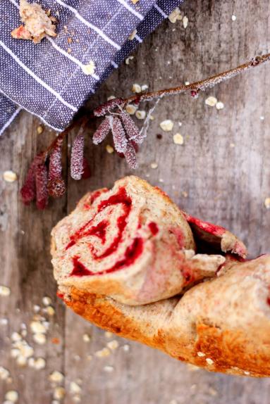 Zdjęcie - Pełnoziarnisty wieniec z buraczanym pesto i serem camembert - Przepisy kulinarne ze zdjęciami