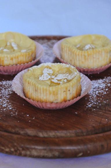 Zdjęcie - Cytrynowe serniczki z migdałami na orzechowym spodzie - Przepisy kulinarne ze zdjęciami
