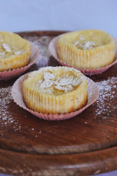 Zdjęcie - Cytrynowe serniczki z migdałami na orzechowym spodzie - Przepisy kulinarne ze zdjęciami
