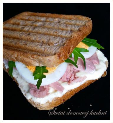 Zdjęcie - Kanapka z tuńczykiem, jajkiem, rukolą i delikatnym sosem chrzanowym - Przepisy kulinarne ze zdjęciami