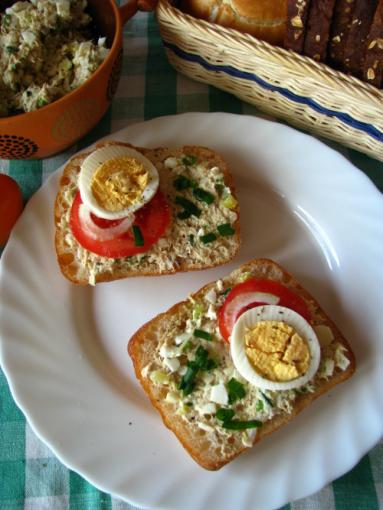 Zdjęcie - Pasta kanapkowa z makrelą, jajkami i kiszonym  ogórkiem - Przepisy kulinarne ze zdjęciami