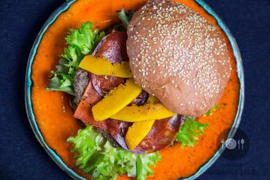 Zdjęcie - Burger z marynowaną dynią i chorizo - Przepisy kulinarne ze zdjęciami