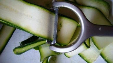 Zdjęcie - Pieczony łosoś z cukiniowym makaronem - Przepisy kulinarne ze zdjęciami