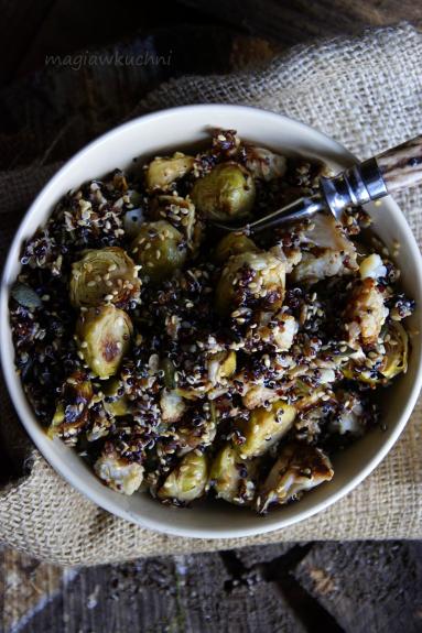 Zdjęcie - Sałatka z pieczonego kalafiora z quinoa - Przepisy kulinarne ze zdjęciami
