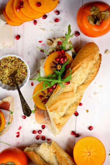 Zdjęcie - Bagietki  z grillowaną persymoną i granatem - Przepisy kulinarne ze zdjęciami