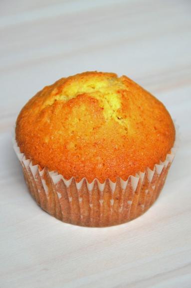 Zdjęcie - Muffinki cytrynowe z marcepanem - Przepisy kulinarne ze zdjęciami