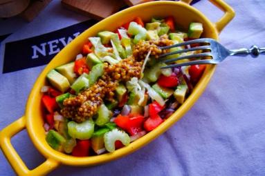 Zdjęcie - Kolorowa sałatka z awokado - Przepisy kulinarne ze zdjęciami
