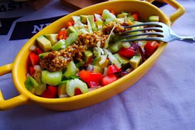 Zdjęcie - Kolorowa sałatka z awokado - Przepisy kulinarne ze zdjęciami