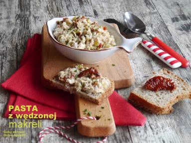 Zdjęcie - Wędzona makrela do chleba z suszonymi pomidorkami - Przepisy kulinarne ze zdjęciami