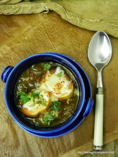 Zdjęcie - Zupa cebulowa z czerwonej cebuli z wolnowaru - Przepisy kulinarne ze zdjęciami