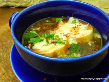 Zdjęcie - Zupa cebulowa z czerwonej cebuli z wolnowaru - Przepisy kulinarne ze zdjęciami