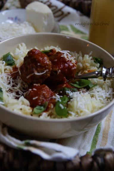 Zdjęcie - Pulpety w sosie pomidorowym z pesto - Przepisy kulinarne ze zdjęciami