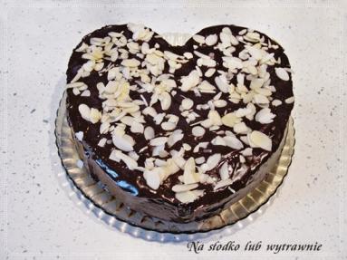 Zdjęcie - Walentynkowe  łatwe ciasto czekoladowe - Przepisy kulinarne ze zdjęciami