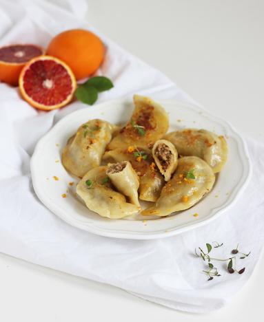 Zdjęcie - Pierogi z kaczką w pomarańczowym maśle - Przepisy kulinarne ze zdjęciami