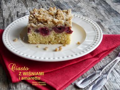 Zdjęcie - Ucierane ciasto z wiśniami,amaretto i orzechową kruszonką - Przepisy kulinarne ze zdjęciami