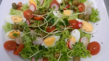 Zdjęcie - Wiosenna sałatka z kiełkami słonecznika - Przepisy kulinarne ze zdjęciami