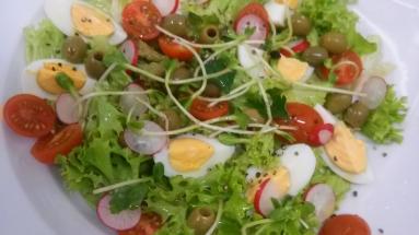 Zdjęcie - Wiosenna sałatka z kiełkami słonecznika - Przepisy kulinarne ze zdjęciami