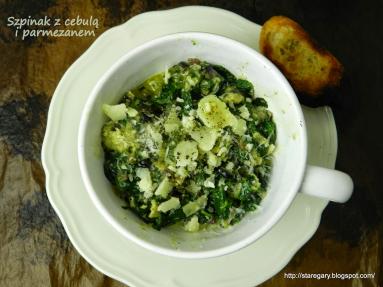 Zdjęcie - Szpinak z cebulą i parmezanem - Przepisy kulinarne ze zdjęciami