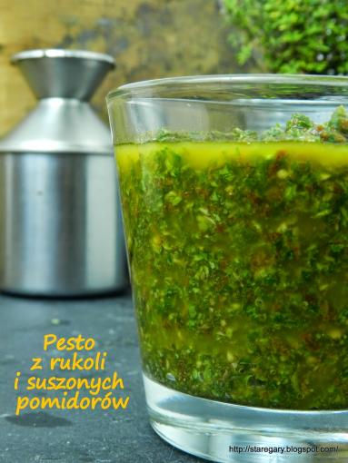 Zdjęcie - Pesto z rukoli i suszonych pomidorów - Przepisy kulinarne ze zdjęciami