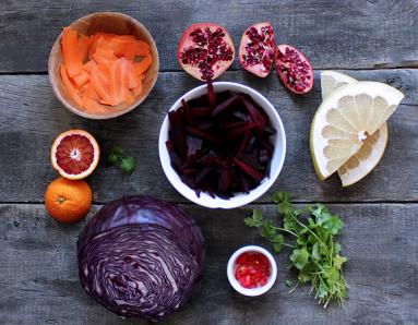 Zdjęcie - Zimowa sałatka z czerwonej kapusty, buraków i granatu - Przepisy kulinarne ze zdjęciami