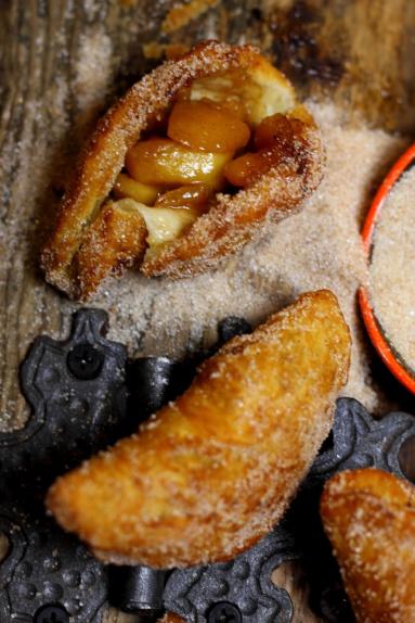 Zdjęcie - Smażone ciastka z persymoną i jabłkami - Przepisy kulinarne ze zdjęciami
