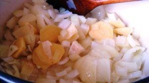 Zdjęcie - Zupa krem z batatów z mleczkiem kokosowym i limonką - Przepisy kulinarne ze zdjęciami