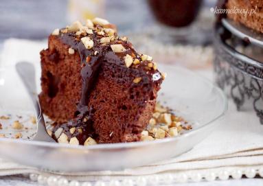 Zdjęcie - Anielskie ciasto czekoladowe z polewą i prażonymi orzechami / Chocolate angel food cake with ganache and toasted hazelnuts - Przepisy kulinarne ze zdjęciami