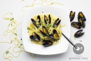 Zdjęcie - Makaron spaghetti z małżami w białym winie riesling i natką pietruszki - Przepisy kulinarne ze zdjęciami