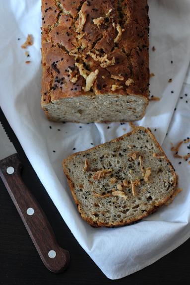 Zdjęcie - Chleb żytni z prażoną cebulką i czarnuszką - Przepisy kulinarne ze zdjęciami