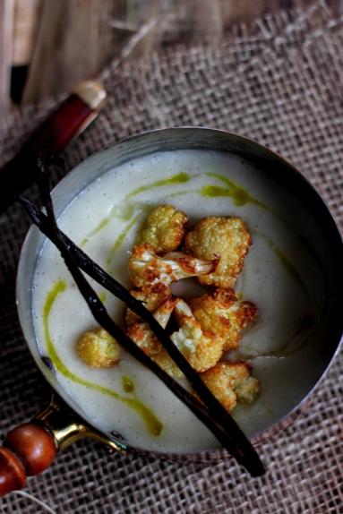 Zdjęcie - Zupa krem z kalafiora z wanilią i kalafiorowym popcornem - Przepisy kulinarne ze zdjęciami