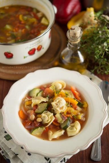 Zdjęcie - Zimowa minestrone z ciecierzycą i cappelletti - Przepisy kulinarne ze zdjęciami