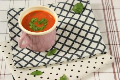 Zdjęcie - Krem z pomidorów z bazyliowym pesto - Przepisy kulinarne ze zdjęciami