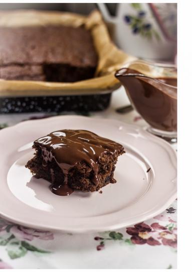 Zdjęcie - Ciasto czekoladowe z suszonymi śliwkami - Przepisy kulinarne ze zdjęciami