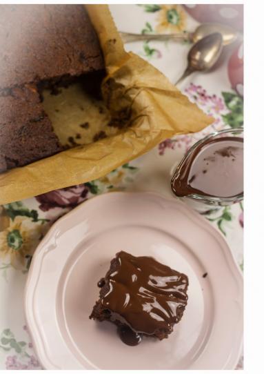 Zdjęcie - Ciasto czekoladowe z suszonymi śliwkami - Przepisy kulinarne ze zdjęciami