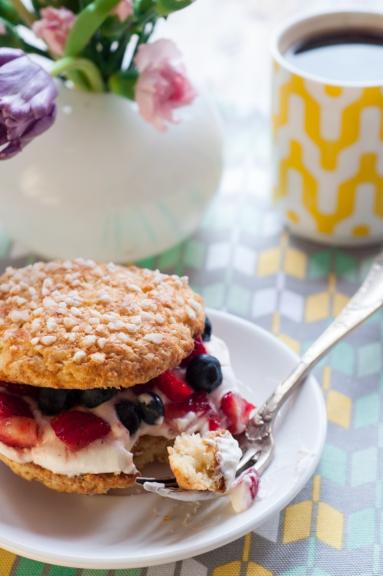Zdjęcie - Brytyjskie ciacteczka ‚scones’ z owocami i bitą śmietanką - Przepisy kulinarne ze zdjęciami
