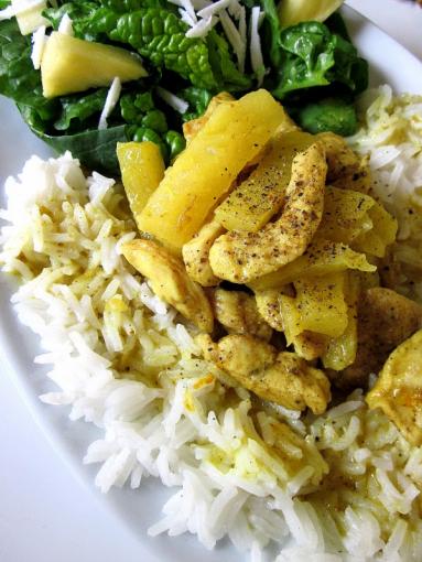 Zdjęcie - Kurczak w sosie curry z ananasem - Przepisy kulinarne ze zdjęciami
