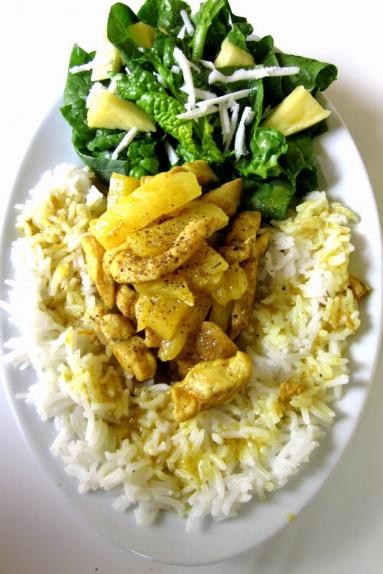 Zdjęcie - Kurczak w sosie curry z ananasem - Przepisy kulinarne ze zdjęciami