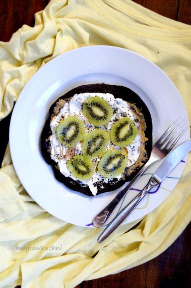 Zdjęcie - Czekoladowy omlet z masłem orzechowym i kiwi - Przepisy kulinarne ze zdjęciami