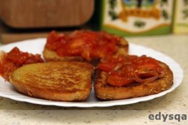 Zdjęcie - Tosty chlebowe z patelni ze smażonymi pomidorami - Co na wege obiad... - Przepisy kulinarne ze zdjęciami