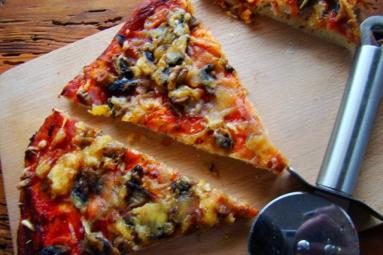 Zdjęcie - Pizza z pieczarkami - Przepisy kulinarne ze zdjęciami