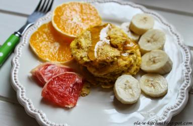 Zdjęcie - Omlet z płatkami owsianymi, miodem i owocami - Przepisy kulinarne ze zdjęciami