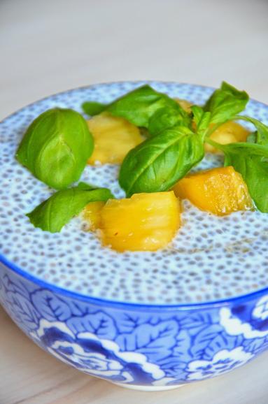 Zdjęcie - Pudding chia z ananasem i bazylią - Przepisy kulinarne ze zdjęciami